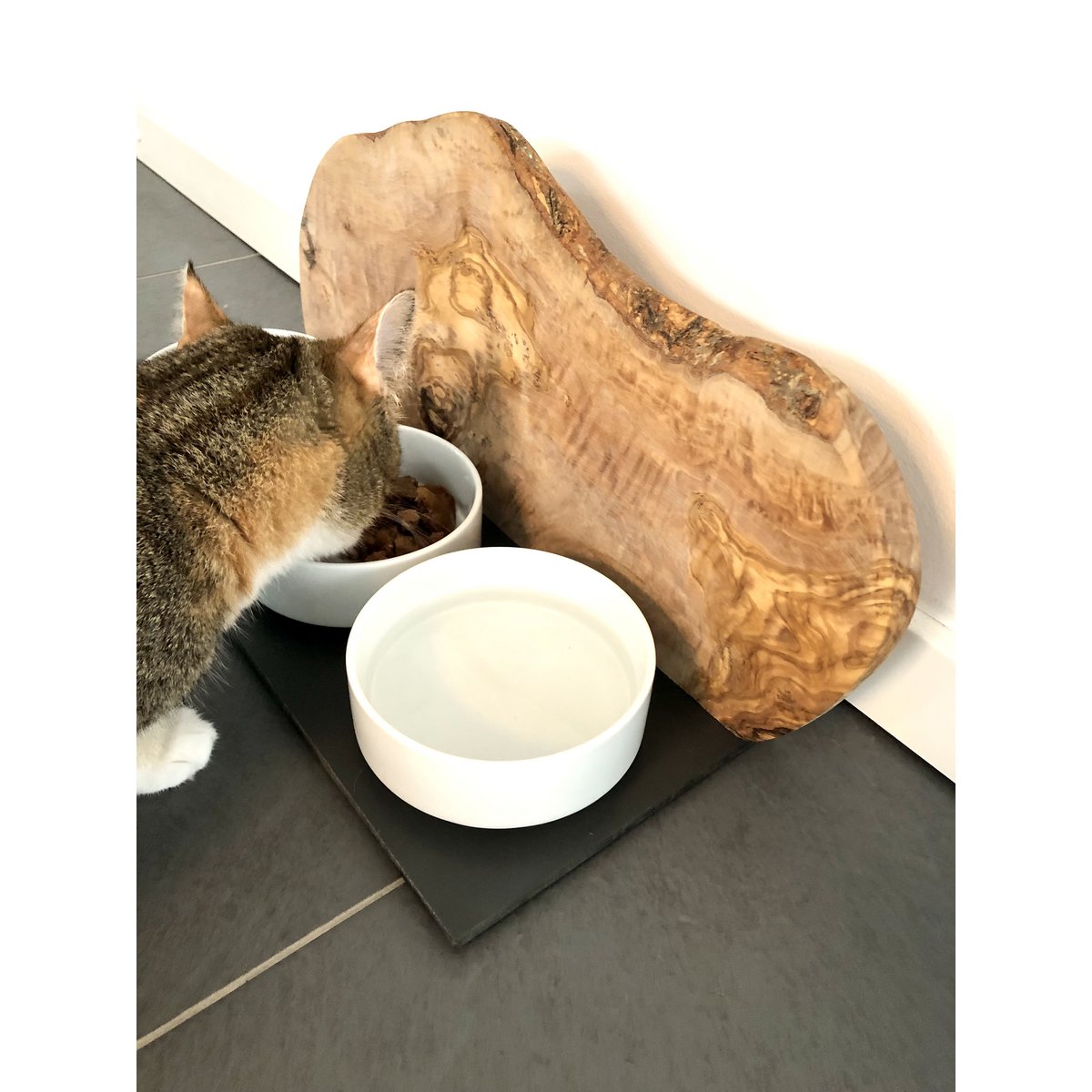 Prachtig voerstation van olijfhout